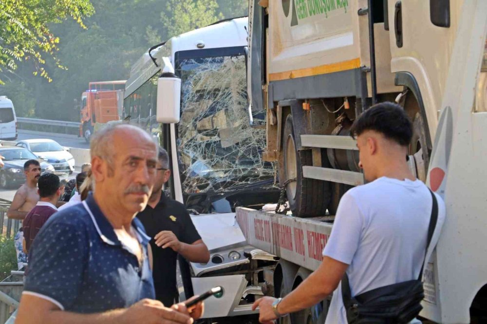 Antalya'da feci kaza! Kamyon yüklü çekiciyle çarpışan otel sevisinde can pazarı! 4’ü ağır 27 yaralı