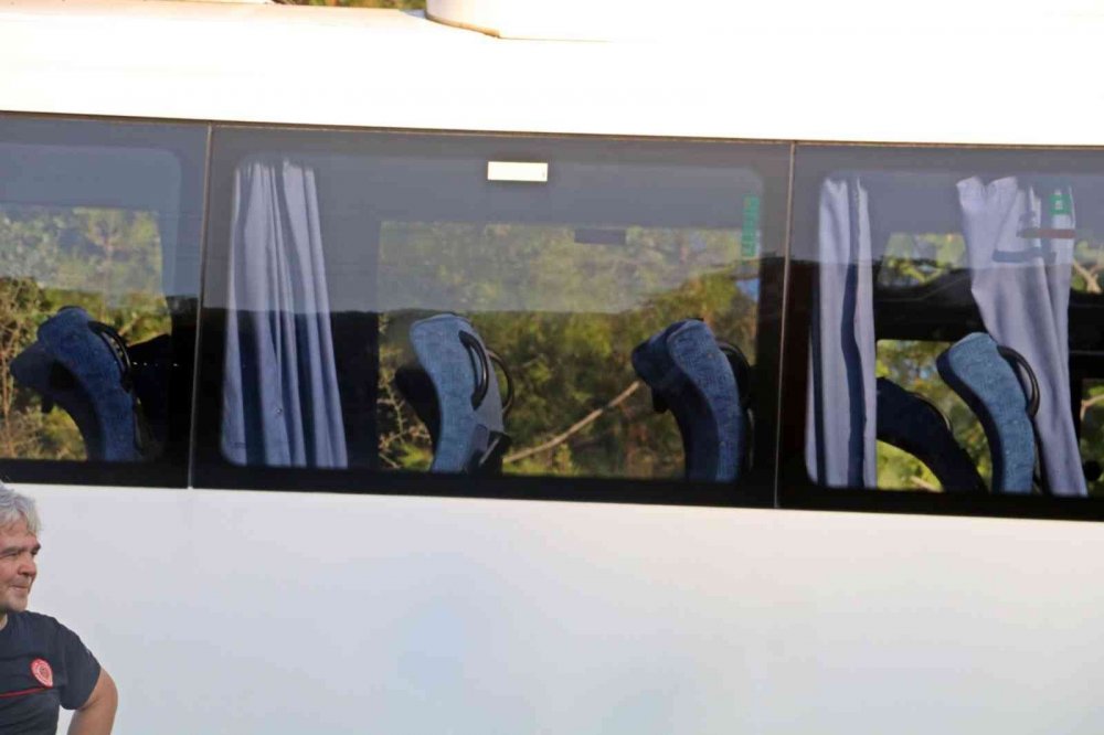 Antalya'da feci kaza! Kamyon yüklü çekiciyle çarpışan otel sevisinde can pazarı! 4’ü ağır 27 yaralı