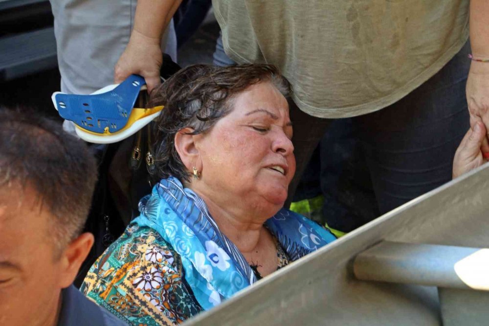 Antalya'da feci kaza! Kamyon yüklü çekiciyle çarpışan otel sevisinde can pazarı! 4’ü ağır 27 yaralı