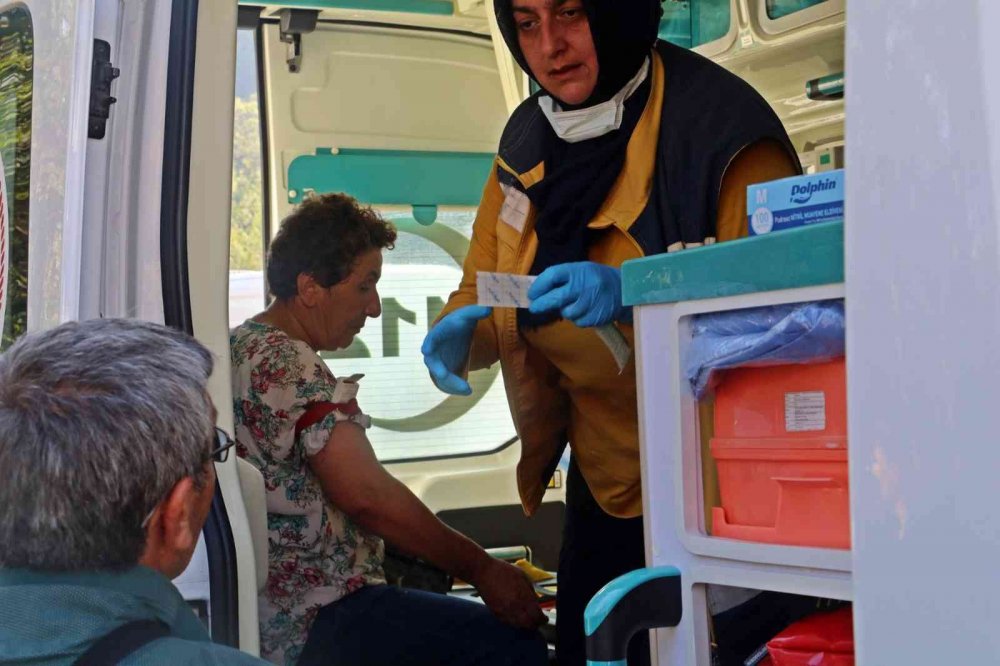 Antalya'da feci kaza! Kamyon yüklü çekiciyle çarpışan otel sevisinde can pazarı! 4’ü ağır 27 yaralı