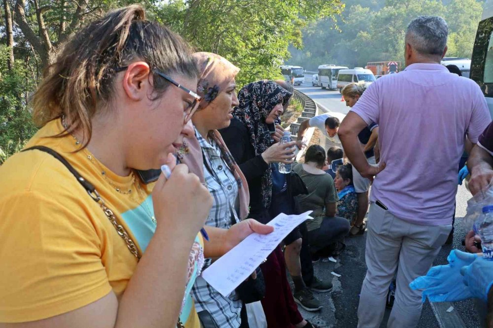 Antalya'da feci kaza! Kamyon yüklü çekiciyle çarpışan otel sevisinde can pazarı! 4’ü ağır 27 yaralı