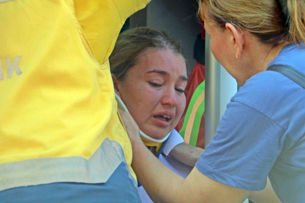 Antalya'da feci kaza! Kamyon yüklü çekiciyle çarpışan otel sevisinde can pazarı! 4’ü ağır 27 yaralı