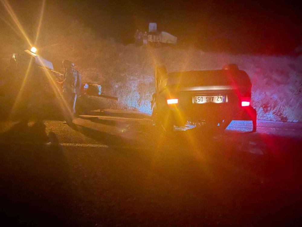 Konya'da balya makinesine çarpıp ters dönen otomobilden kimse çıkmadı!