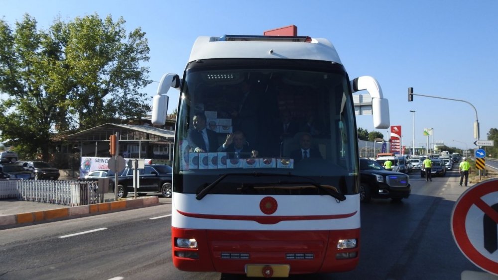 Cumhurbaşkanı Erdoğan Manisa'da bağa girip üzüm hasadı yaptı