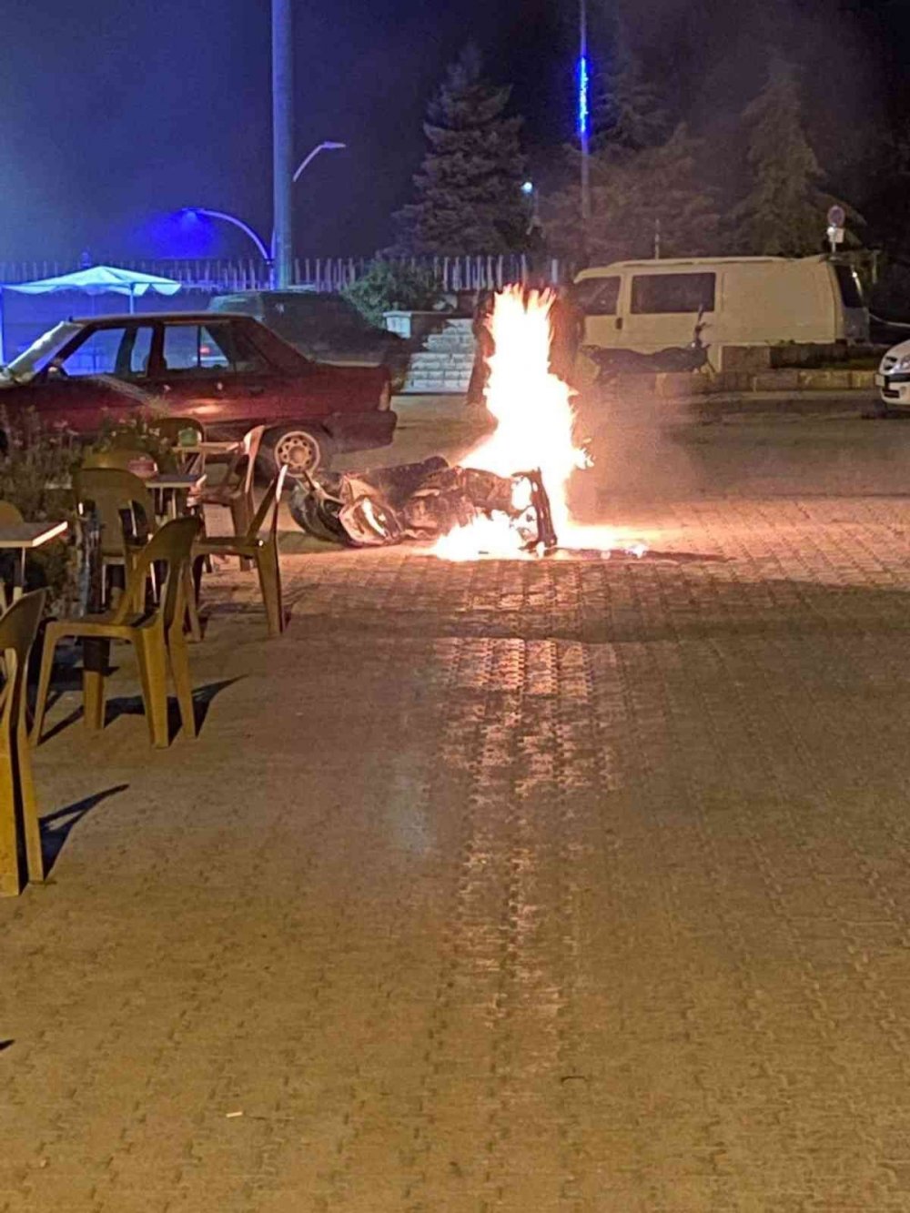Konya'da seyir halindeki motosiklet alev alev yandı! Sürücü ve yolcu bırakıp kaçtı