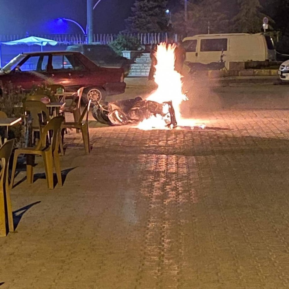 Konya'da seyir halindeki motosiklet alev alev yandı! Sürücü ve yolcu bırakıp kaçtı