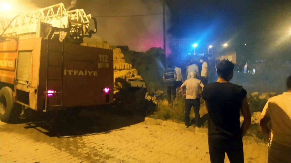 Sivas'ta yangın! Gece yarısı mahalle sokağa döküldü