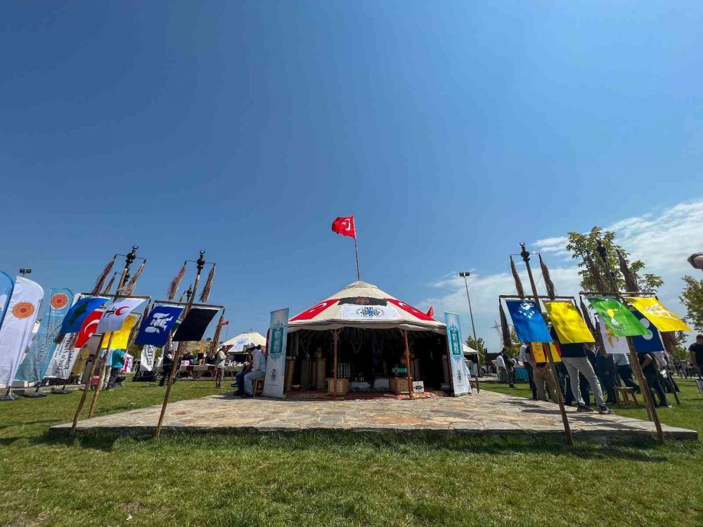 Ahlat'ta Malazgirt Zaferi’nin 951. yıl dönümü kutlamaları! Konya Selçuklu Belediyesi de yerini aldı