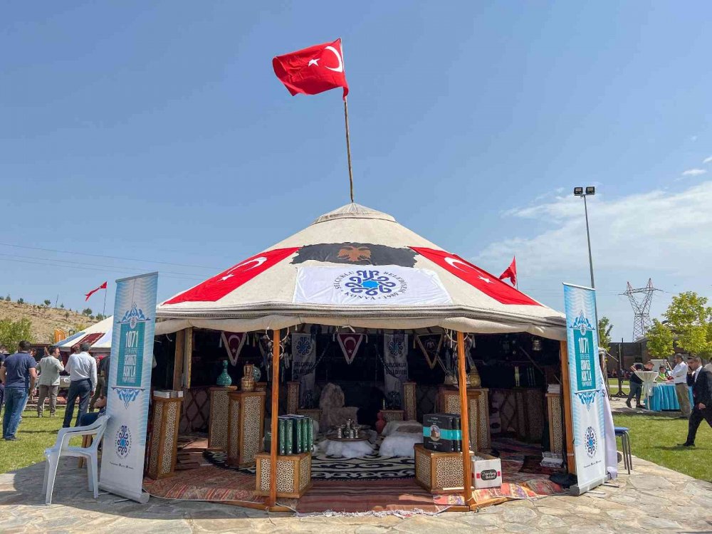 Ahlat'ta Malazgirt Zaferi’nin 951. yıl dönümü kutlamaları! Konya Selçuklu Belediyesi de yerini aldı