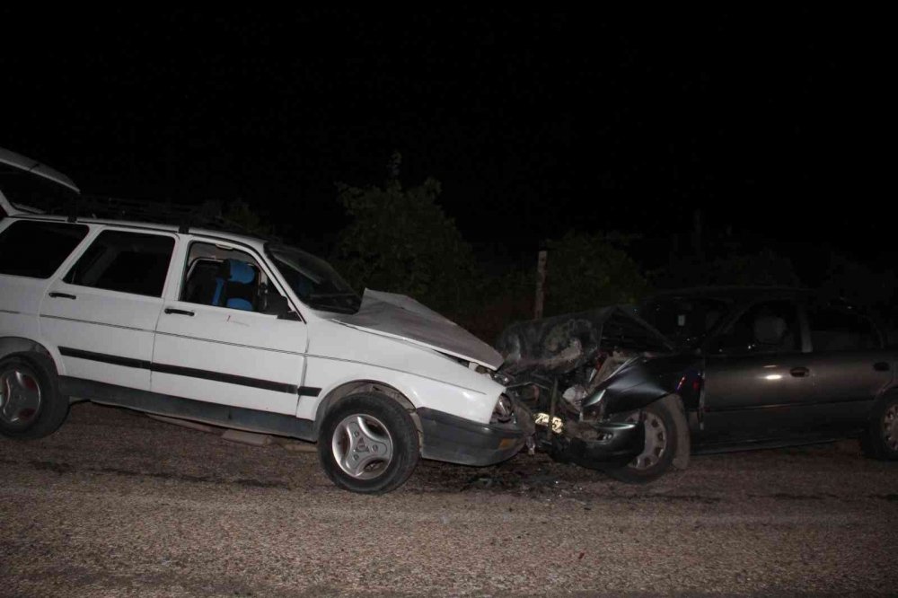 Otomobiller kafa kafaya çarpıştı! 5 yaralı