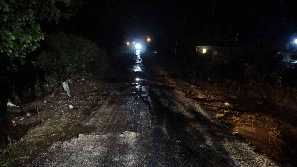Çanakkale’de şiddetli yağış! Ezine'de yolu göçen köye giriş çıkışlar durdu