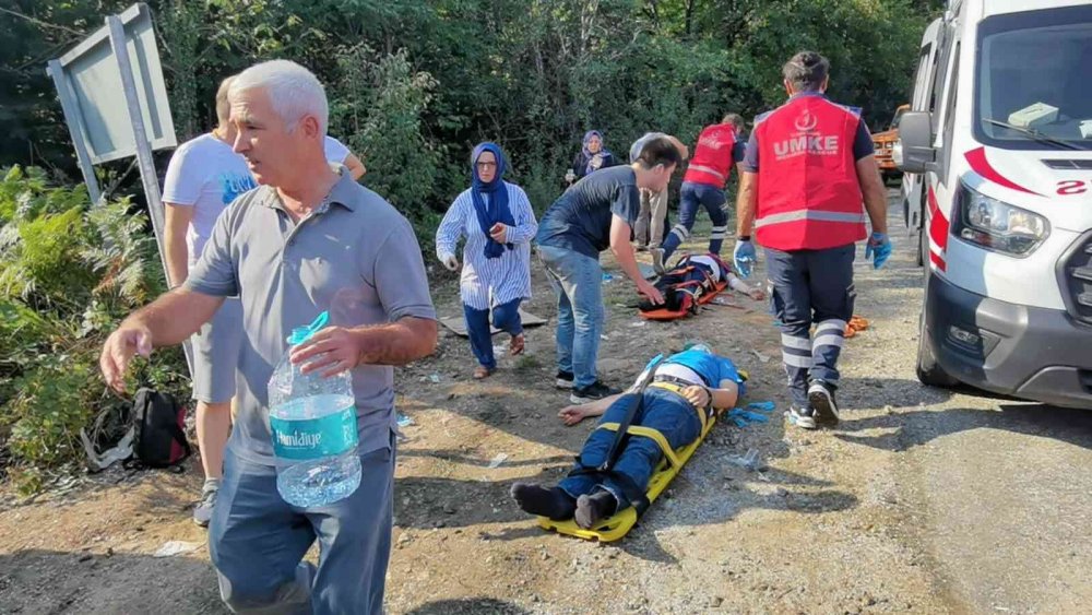 Tur otobüsü Domaniç'te şarampole uçtu! İlk belirlemelere göre 5 ölü 35 yaralı var