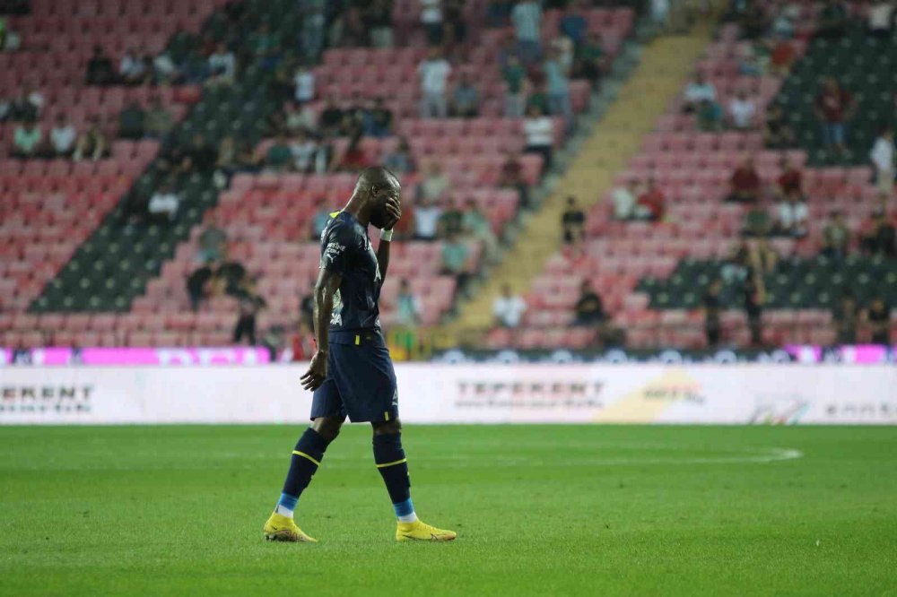 Arabam.com Konyaspor ligin 4 haftasında Fenerbahçe'yi yenerek puanını 8'e çıkardı