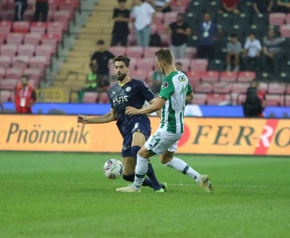 Arabam.com Konyaspor ligin 4 haftasında Fenerbahçe'yi yenerek puanını 8'e çıkardı