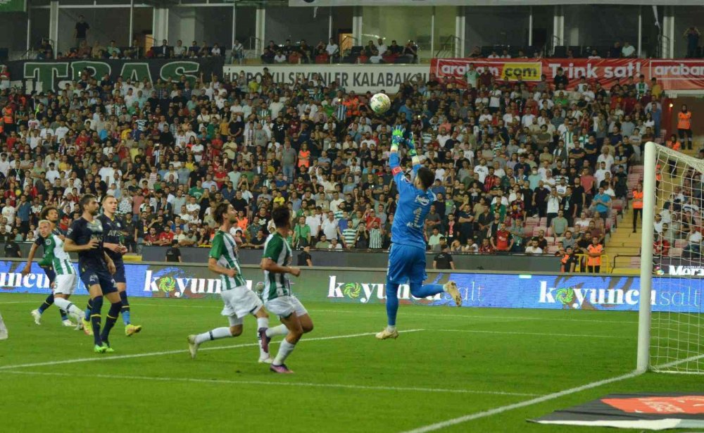 Arabam.com Konyaspor ligin 4 haftasında Fenerbahçe'yi yenerek puanını 8'e çıkardı