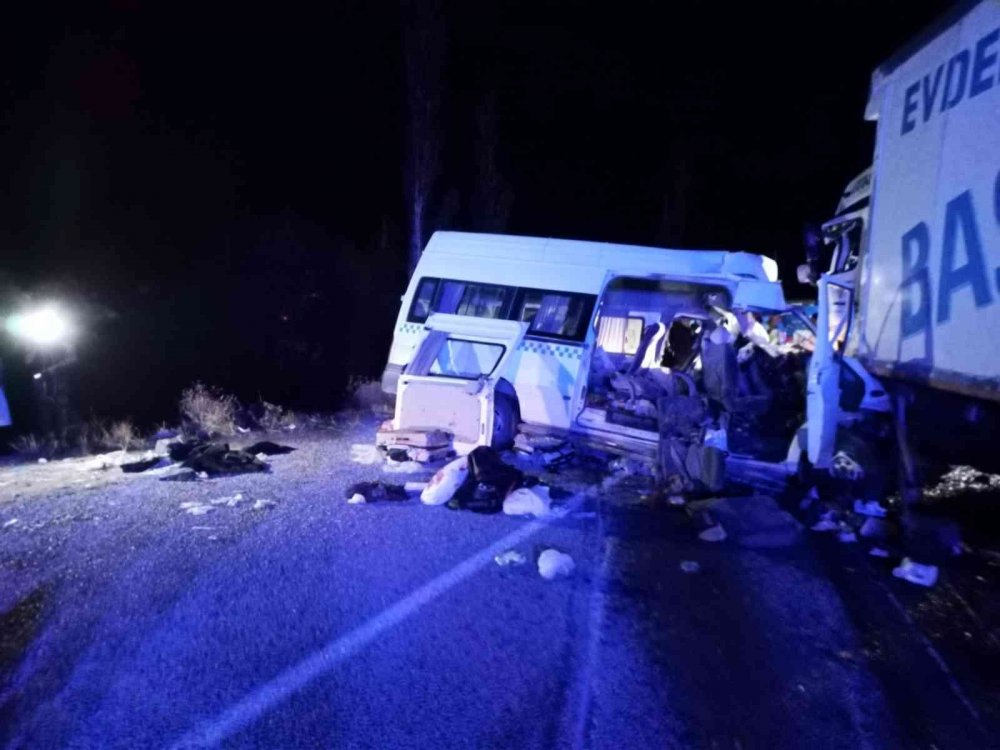 Düğün dönüşü kamyonla çarpışan minibüste ölen 7 kişinin isimleri belli oldu