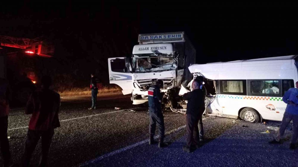 Düğün dönüşü kamyonla çarpışan minibüste ölen 7 kişinin isimleri belli oldu