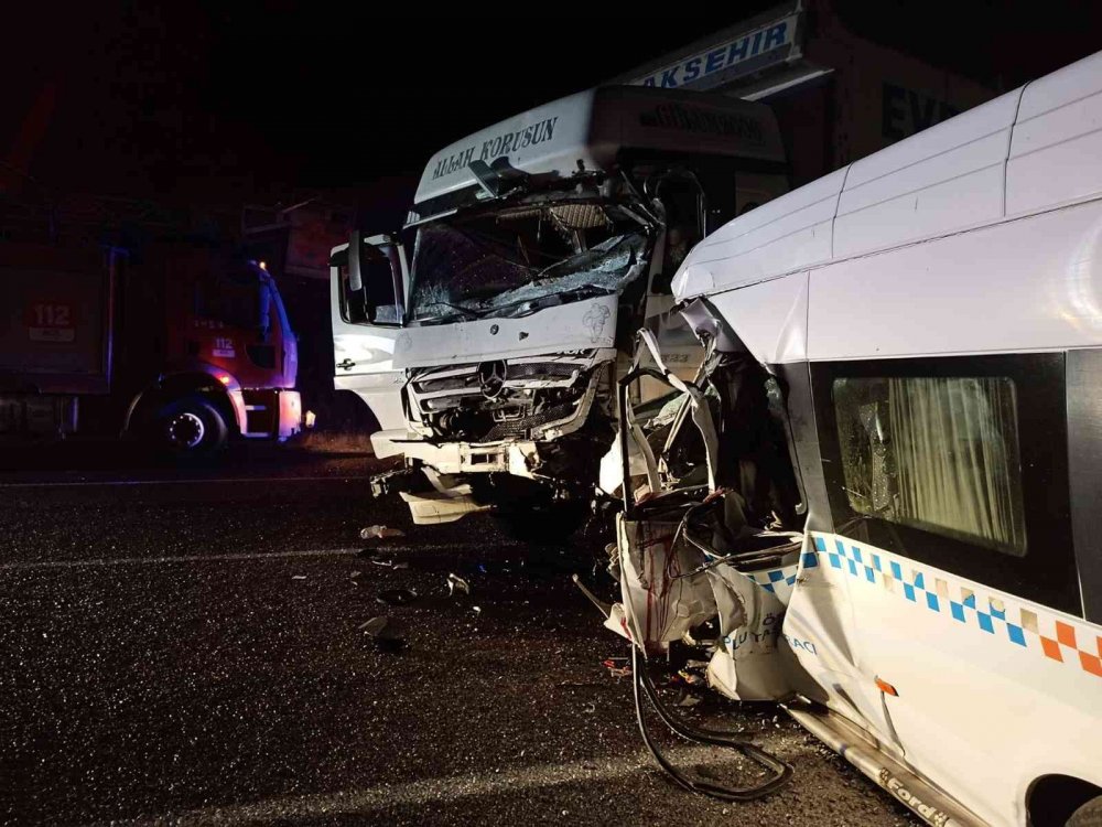 Düğün dönüşü kamyonla çarpışan minibüste ölen 7 kişinin isimleri belli oldu