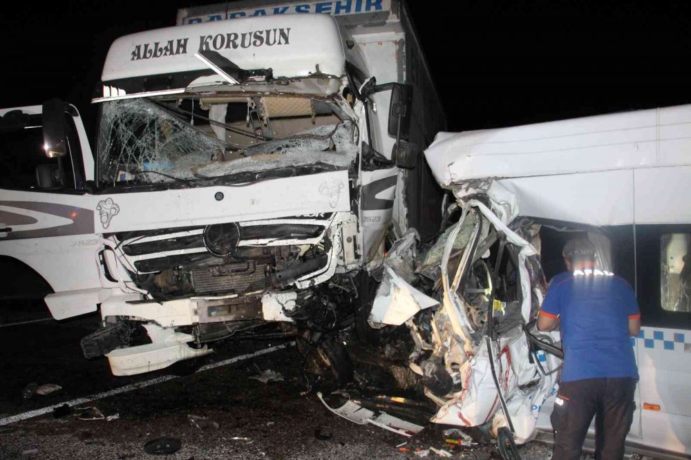 Düğün dönüşü kamyonla çarpışan minibüste ölen 7 kişinin isimleri belli oldu