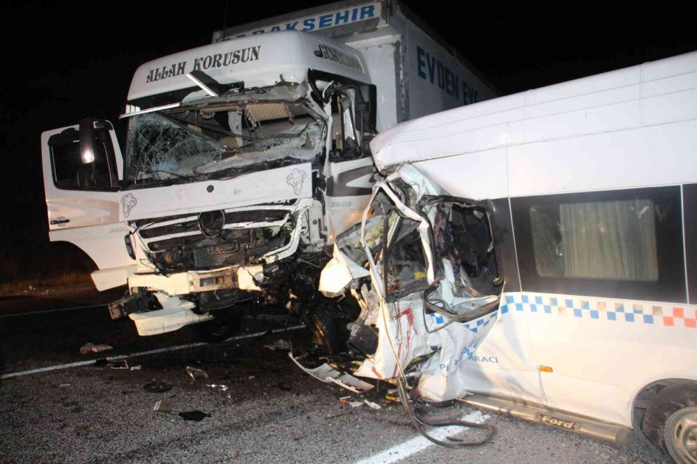 Düğün dönüşü kamyonla çarpışan minibüste ölen 7 kişinin isimleri belli oldu