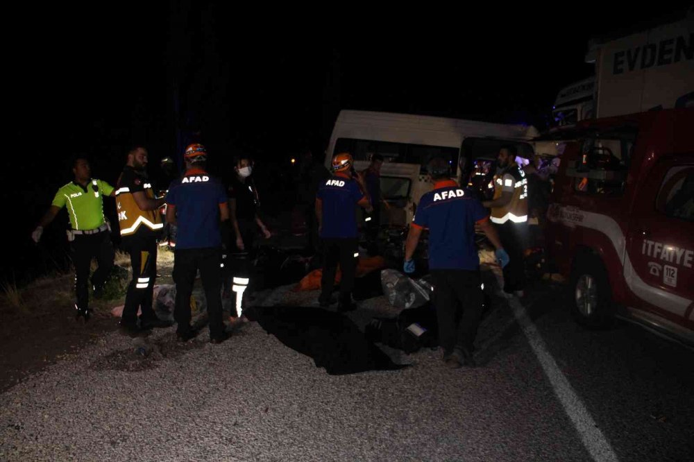 Düğün dönüşü kamyonla çarpışan minibüste ölen 7 kişinin isimleri belli oldu