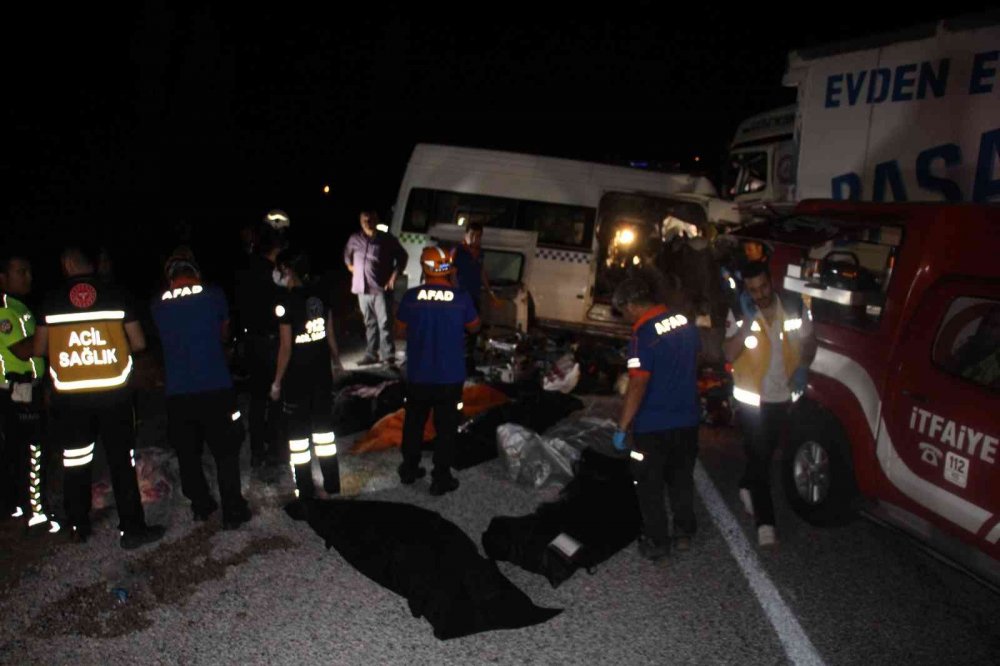 Düğün dönüşü kamyonla çarpışan minibüste ölen 7 kişinin isimleri belli oldu