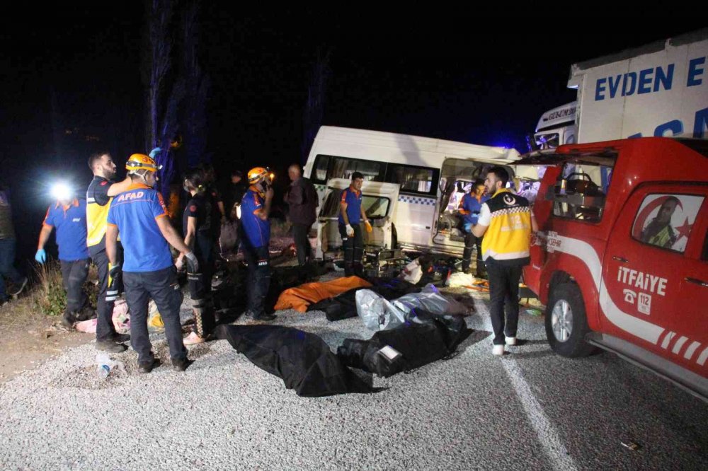 Düğün dönüşü kamyonla çarpışan minibüste ölen 7 kişinin isimleri belli oldu