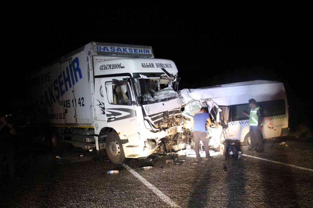 Düğün dönüşü kamyonla çarpışan minibüste ölen 7 kişinin isimleri belli oldu