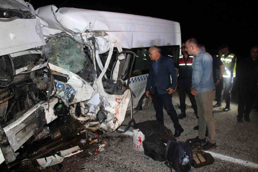 Düğün dönüşü kamyonla çarpışan minibüste ölen 7 kişinin isimleri belli oldu