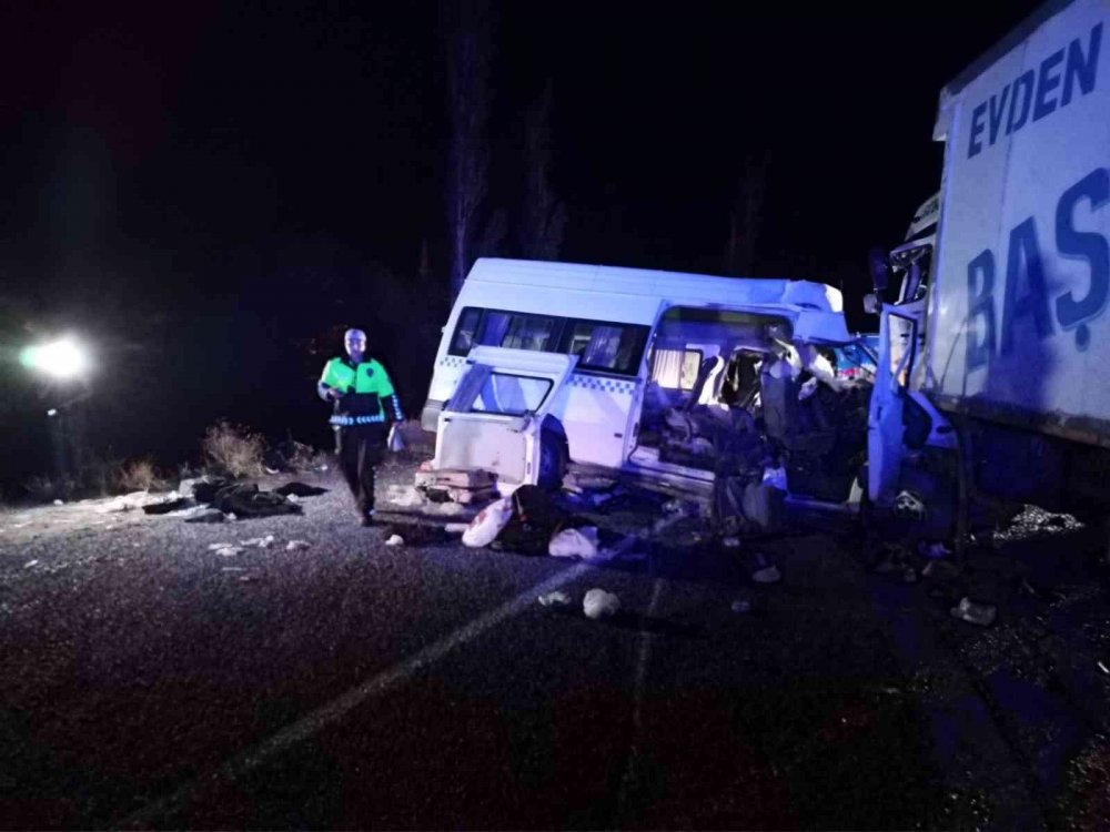 Düğün dönüşü kamyonla çarpışan minibüste ölen 7 kişinin isimleri belli oldu