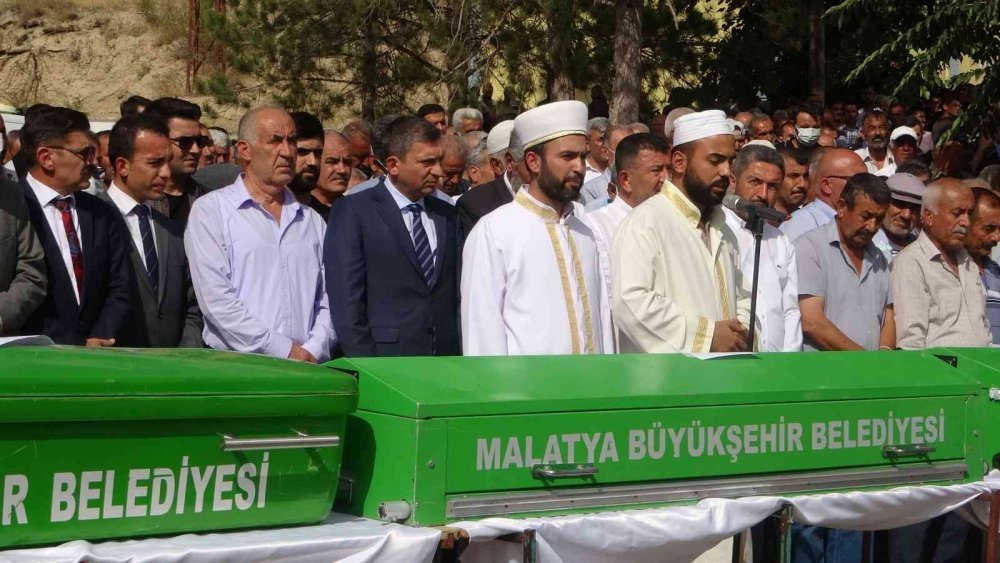 Düğün dönüşü Sivas'taki feci kazada ölen 7 vatandaştan 3'ü Malatya'da toprağa verildi