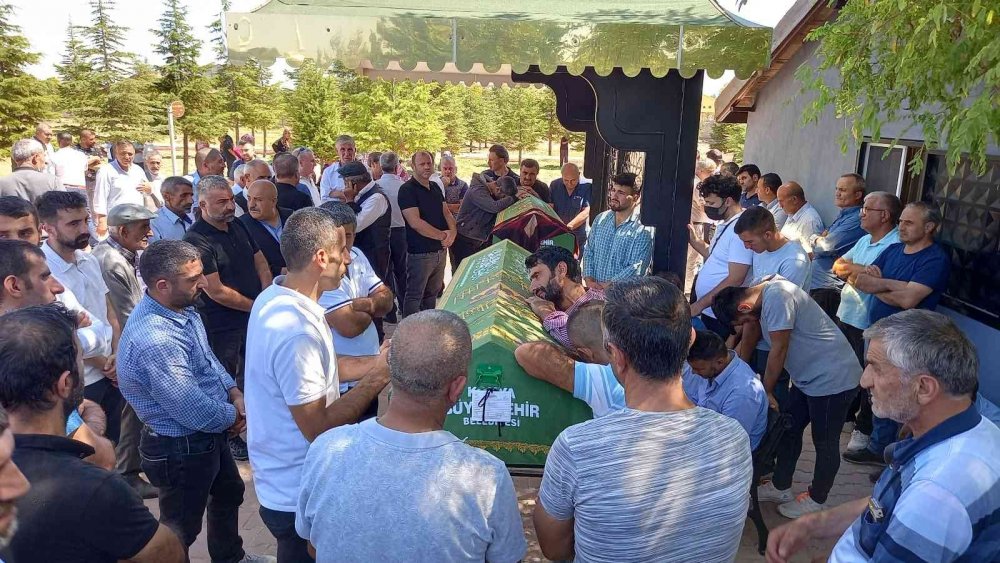 Konya'da saman tozu nedeniyle cinayete kurban giden Ayhan Erdemir ve eşi Mahizer toprağa verildi