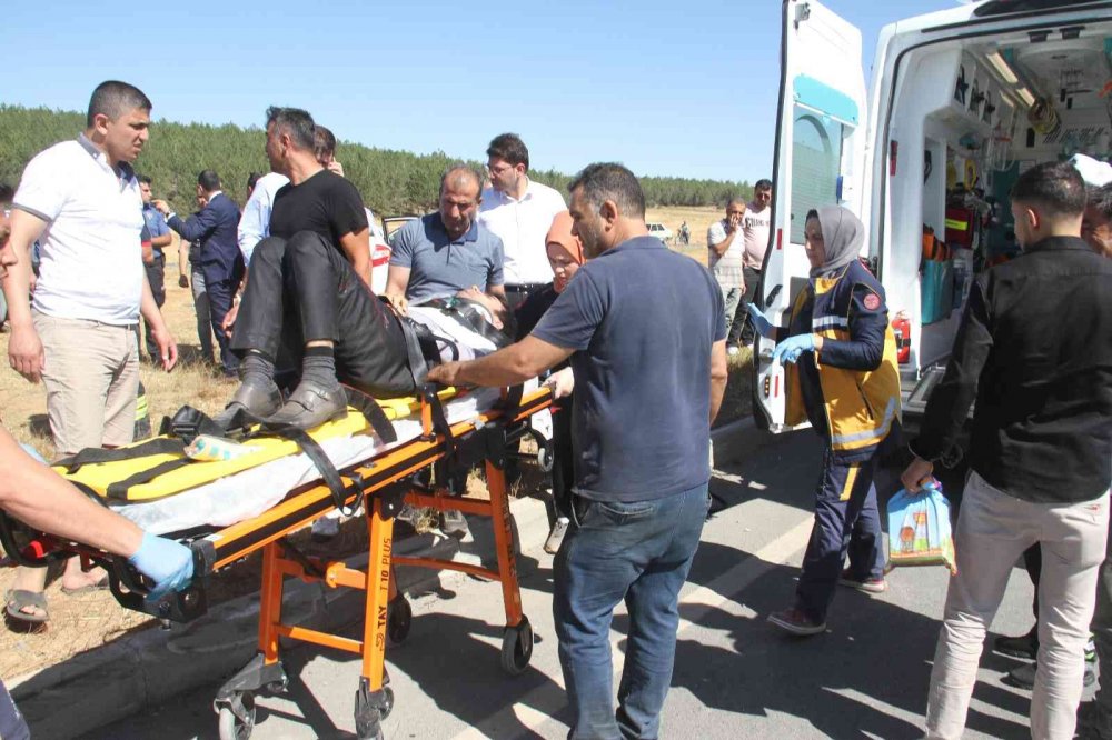 Konya’da kaza! Çarpışan otomobiller kavşağa çıkarak durabildi! 3 yaralı