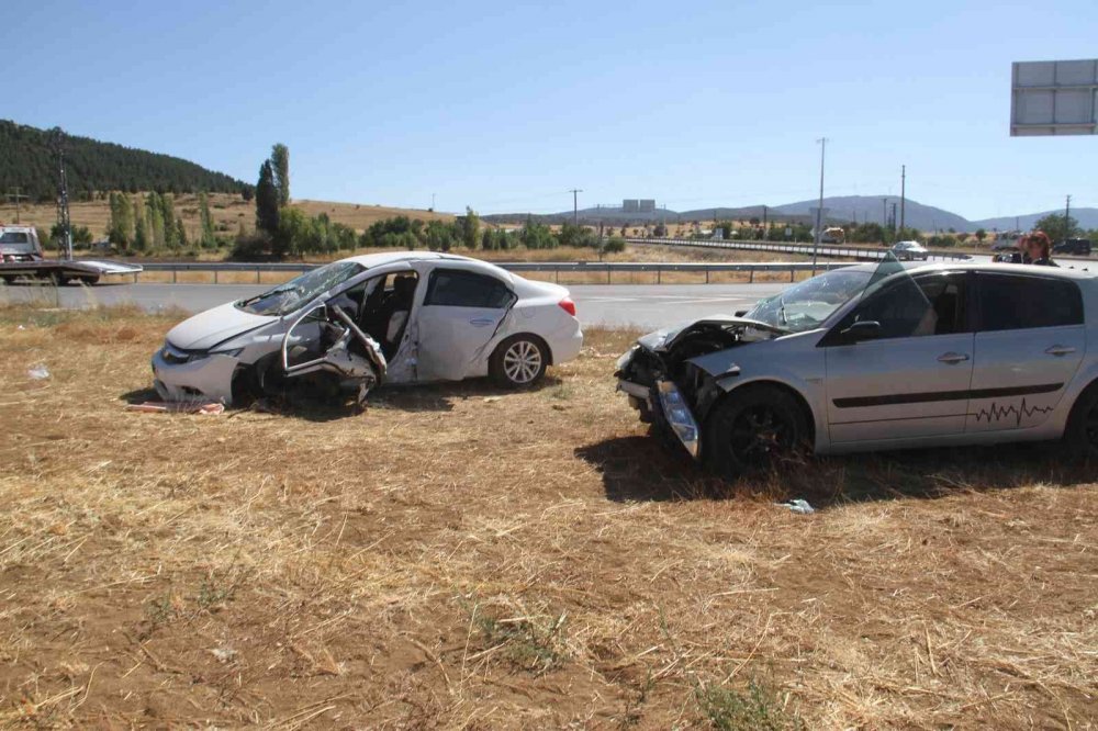 Konya’da kaza! Çarpışan otomobiller kavşağa çıkarak durabildi! 3 yaralı