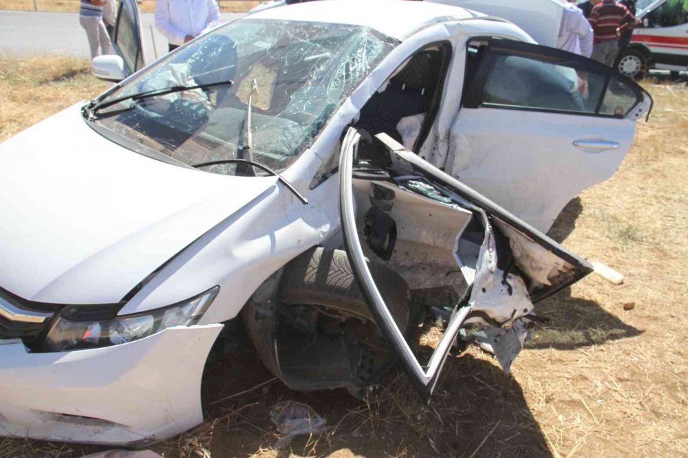 Konya’da kaza! Çarpışan otomobiller kavşağa çıkarak durabildi! 3 yaralı