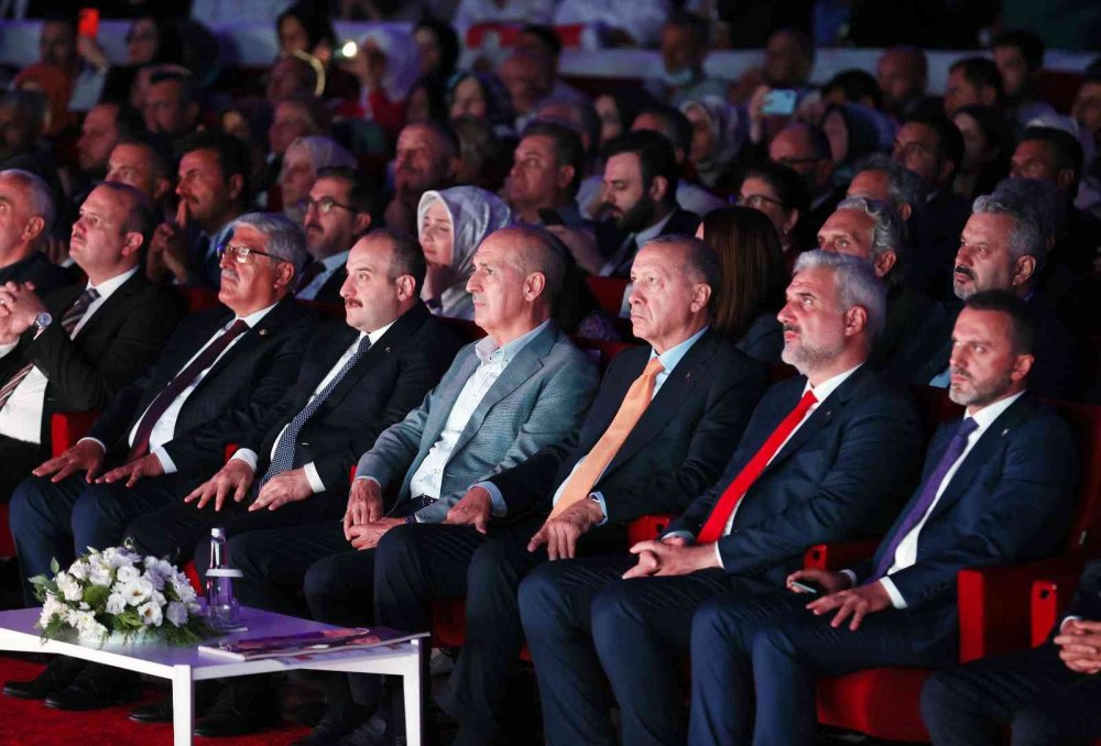 Cumhurbaşkanı Erdoğan'dan çarpıcı açıklamalar! Manevi ve milli kırmızı çizgilerimize tecavüz eden herkes ayağını denk almalı