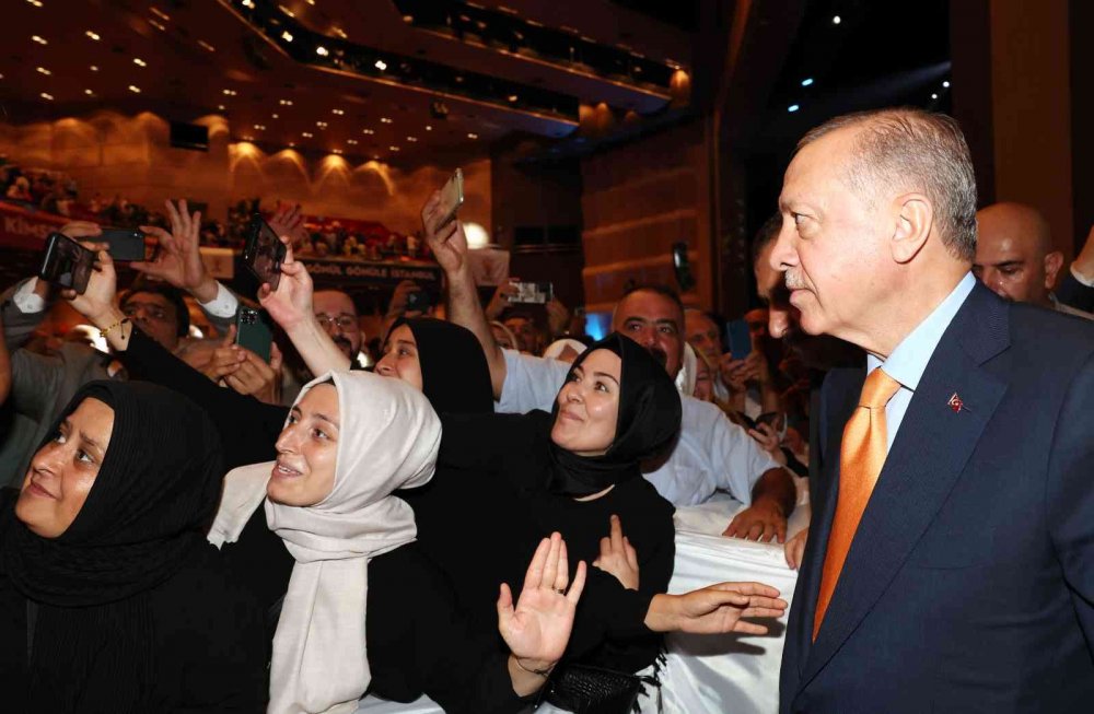 Cumhurbaşkanı Erdoğan'dan çarpıcı açıklamalar! Manevi ve milli kırmızı çizgilerimize tecavüz eden herkes ayağını denk almalı