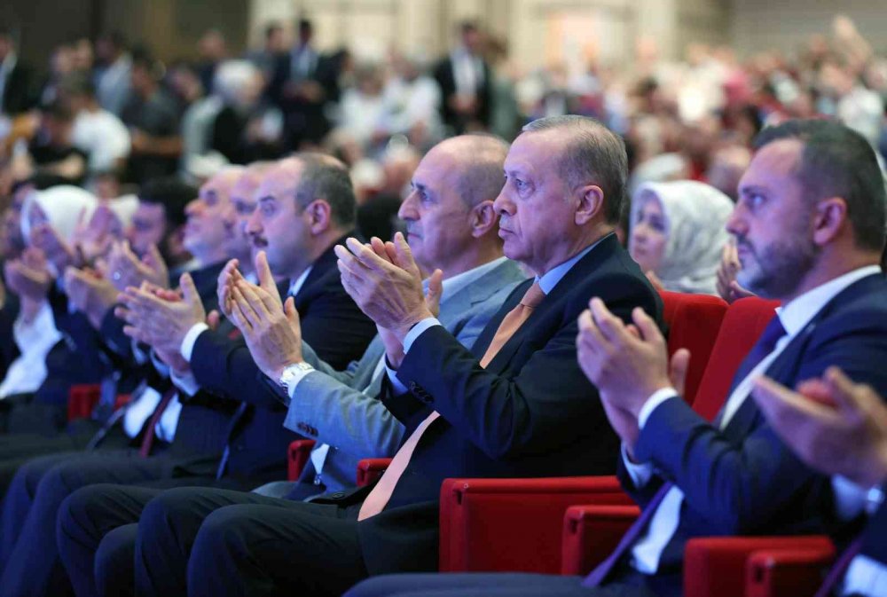 Cumhurbaşkanı Erdoğan'dan çarpıcı açıklamalar! Manevi ve milli kırmızı çizgilerimize tecavüz eden herkes ayağını denk almalı