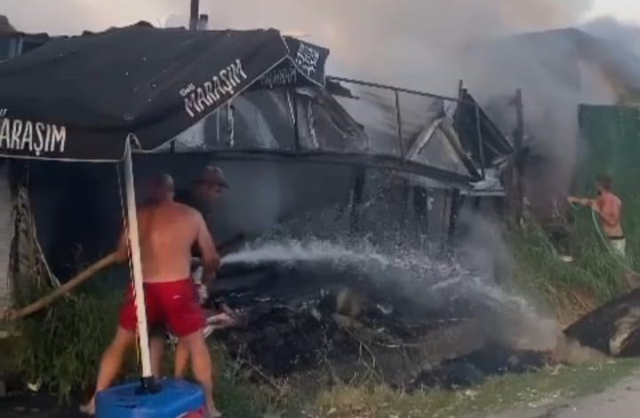 İzmir'de bir market alev alev yandı! Kullanılamaz hale geldi