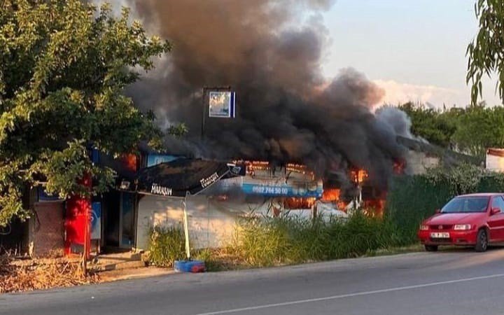 İzmir'de bir market alev alev yandı! Kullanılamaz hale geldi