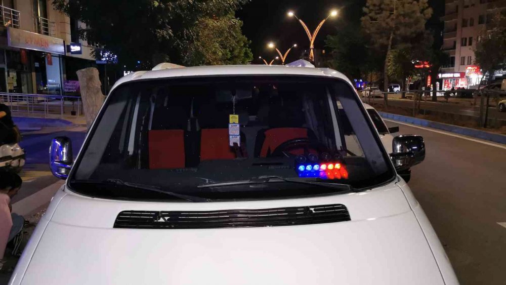 Polisi fark edince çakarlı lambayı söndürdü! Kendisini 'vatan haini miyim?' diyerek savundu