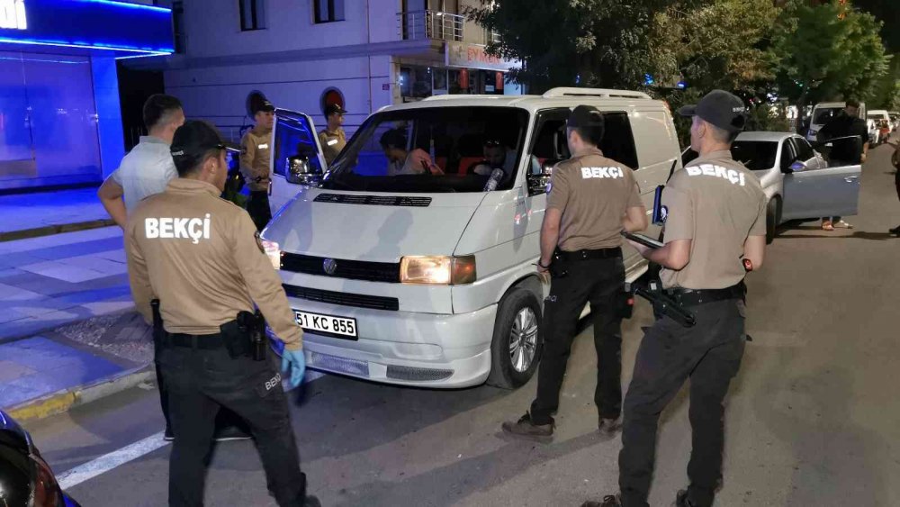 Polisi fark edince çakarlı lambayı söndürdü! Kendisini 'vatan haini miyim?' diyerek savundu