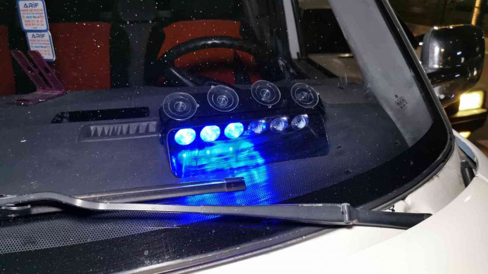 Polisi fark edince çakarlı lambayı söndürdü! Kendisini 'vatan haini miyim?' diyerek savundu