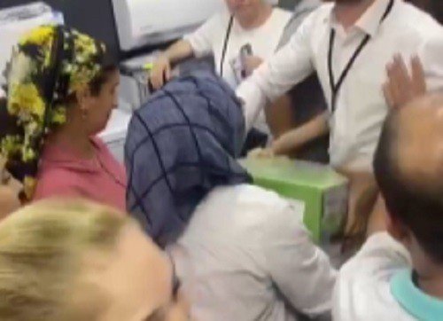 Yeni açılan mağazada indirimli fritöz izdihamı! Biber gazını çıkarıp, böyle tehdit etti