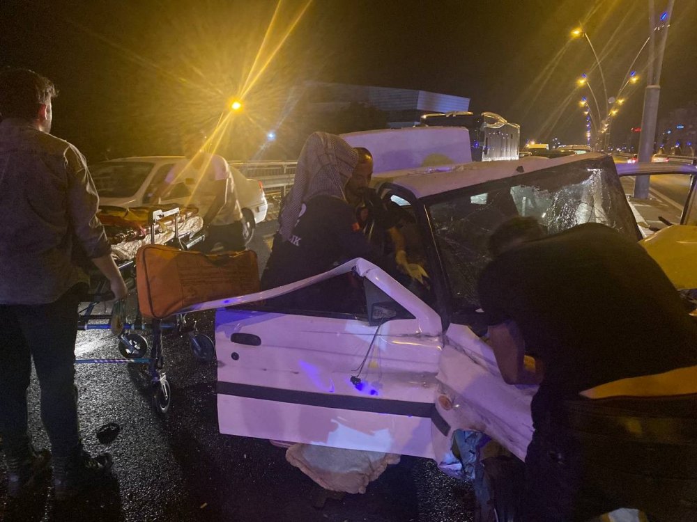 Kayseri’de feci kaza! Karşı şeride geçen otomobil kafa kafaya çarpıştı! 3 yaralı