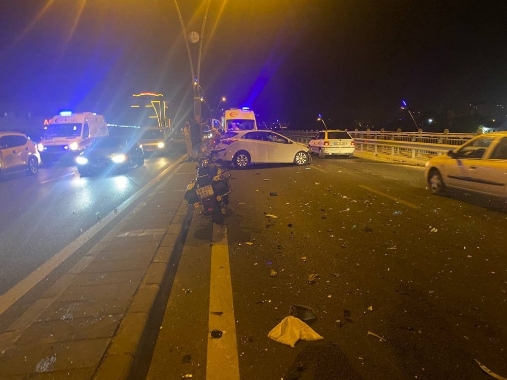 Kayseri’de feci kaza! Karşı şeride geçen otomobil kafa kafaya çarpıştı! 3 yaralı