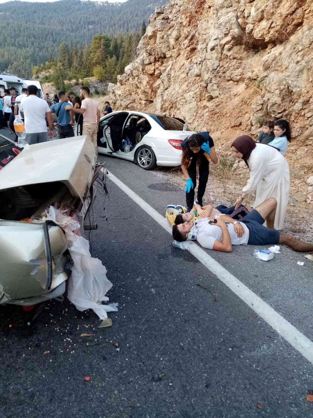 Konya-Antalya yolunda zincirleme trafik kazası! 1'i ağır 4 yaralı