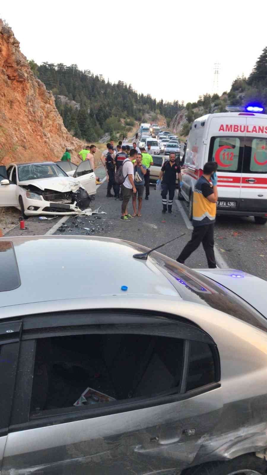Konya-Antalya yolunda zincirleme trafik kazası! 1'i ağır 4 yaralı