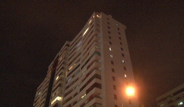 Konya’da korkulu anlar! 18 katlı binanın çatısına yıldırım düştü! Beton parçaları etrafa saçıldı