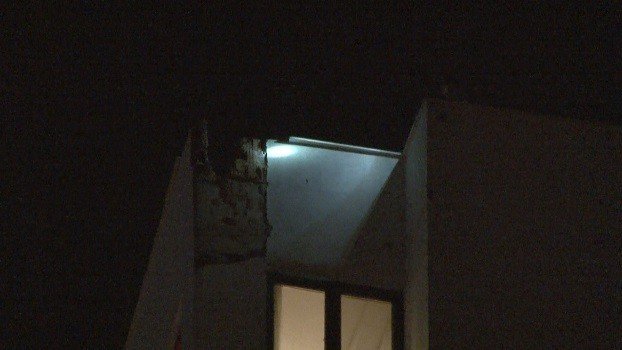 Konya’da korkulu anlar! 18 katlı binanın çatısına yıldırım düştü! Beton parçaları etrafa saçıldı